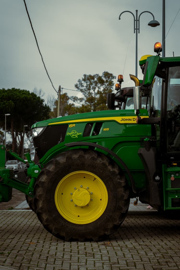 Trator John Deere, máquina agrícola seminova, financiamento SLC