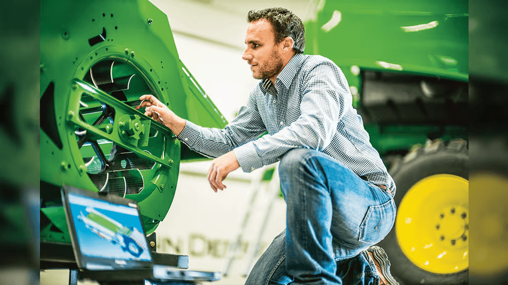 Técnico da SLC realizando manutenção em máquina agrícola