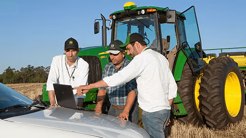 Equipe técnica SLC realizando serviço no campo